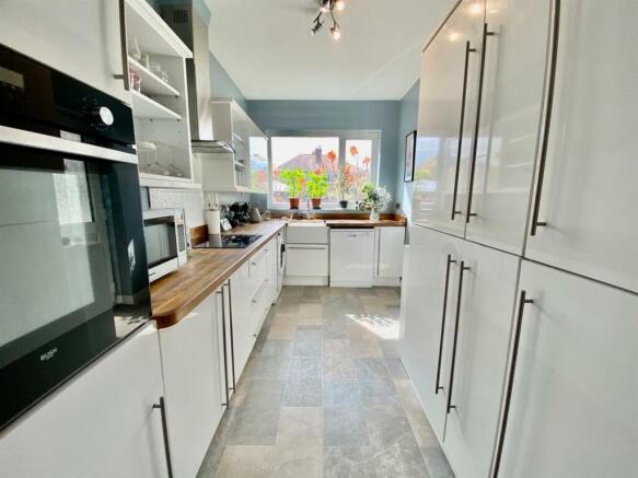 KITCHEN/BREAKFAST ROOM