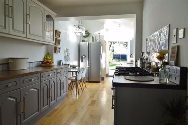 KITCHEN/BREAKFAST ROOM: