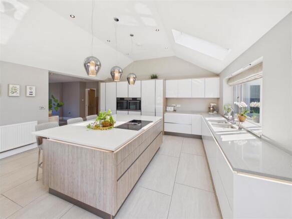 5 bed Detached for sale Image 10