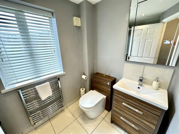 EN-SUITE SHOWER ROOM