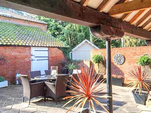 FURTHER VIEW OF OUTDOOR DINING AREA