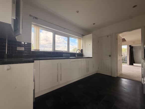 4 bed House to rent Image 4