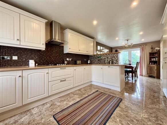 4 bed Detached for sale Image 6
