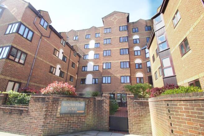 2-bed house on High Street, Rochester, £85,000