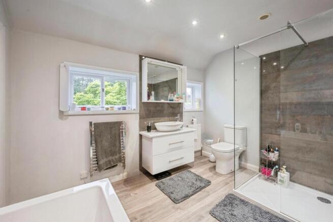 5 bed Cottage for sale Image 8