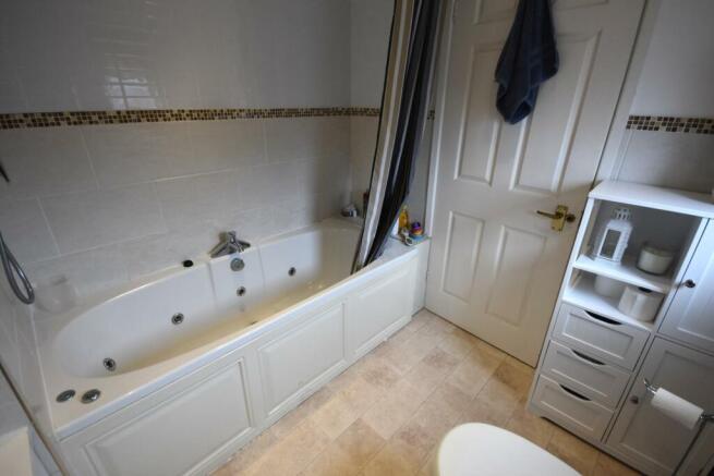 FAMILY BATHROOM SUITE