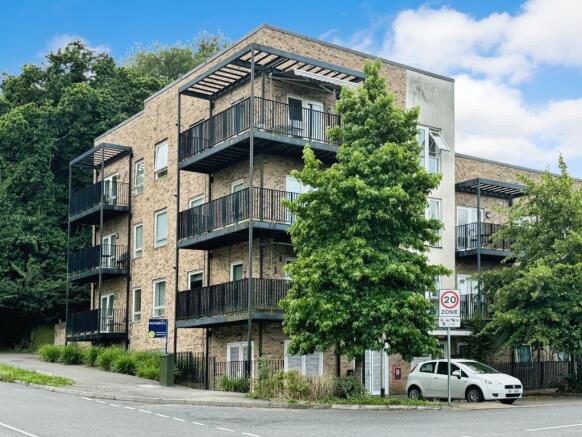 2-bed flat on Tay Road, Tilehurst, RG30, £220,000