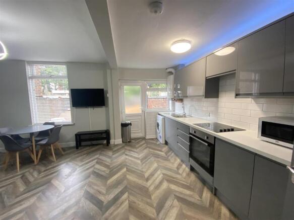 3eg.kitchen.JPG