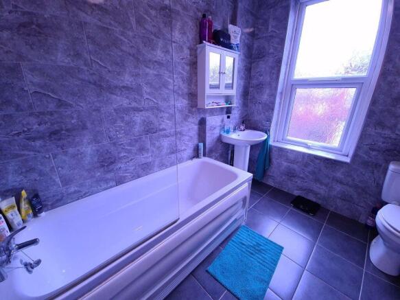 Bright and modern bathroom suite featuring a fu...
