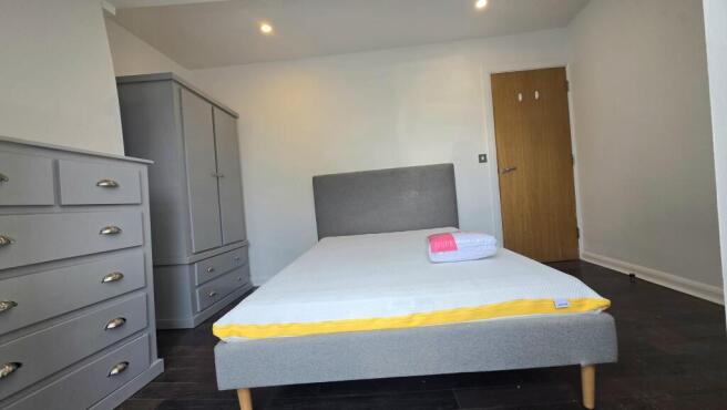 3 bed Apartment to rent Image 4