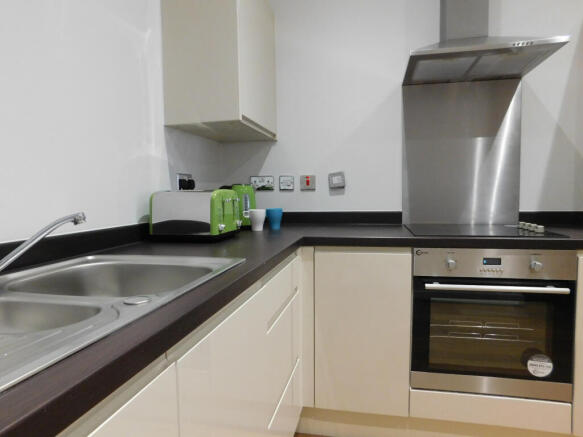 2 bed Apartment to rent Image 4
