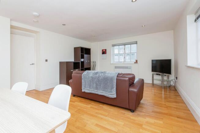 2 bed Apartment to rent Image 4