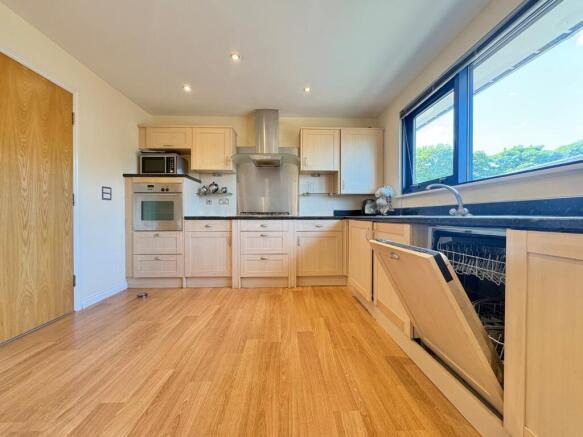 3 bed Flat to rent Image 5