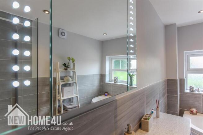 FAMILY BATHROOM: