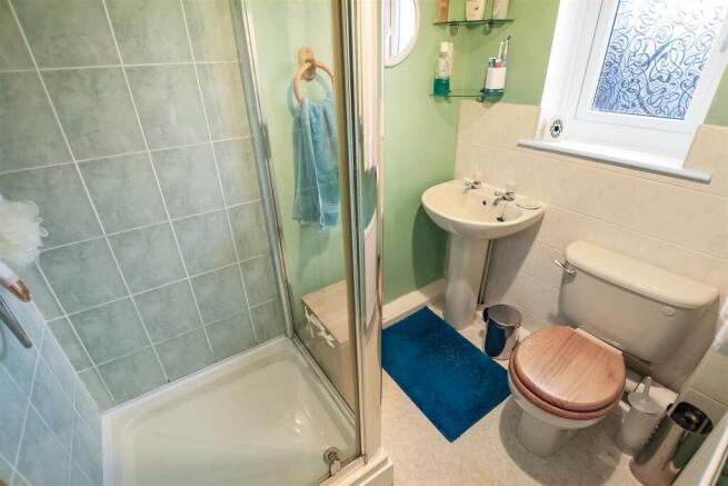 EN-SUITE SHOWER ROOM