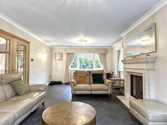 5 bed Detached for sale Image 9