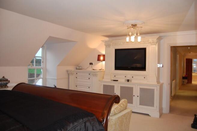 MAIN BEDROOM
