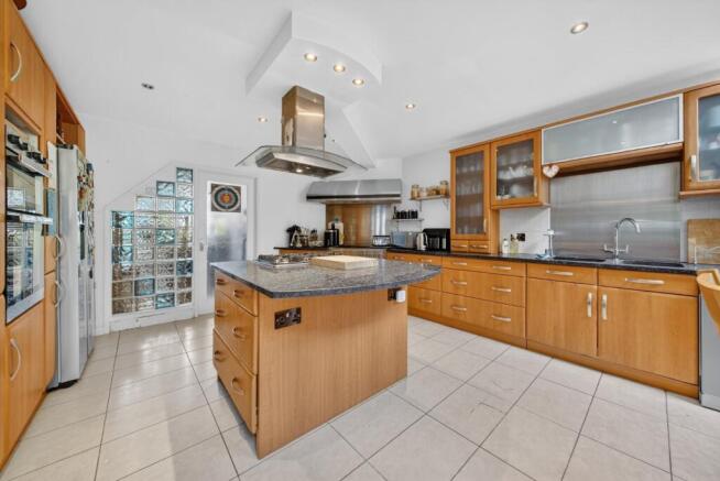 6 bed Detached for sale Image 8