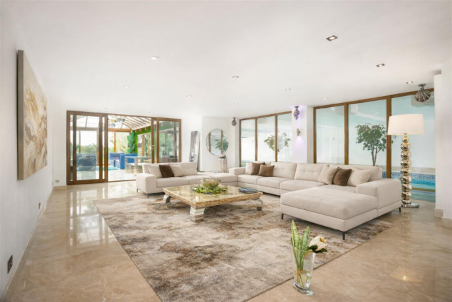 5 bed Detached for sale Image 4