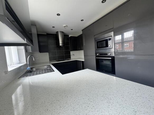 4 bed Town House for sale Image 4
