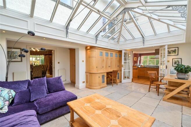 5 bed Detached for sale Image 11