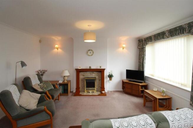 LOUNGE/DINING ROOM