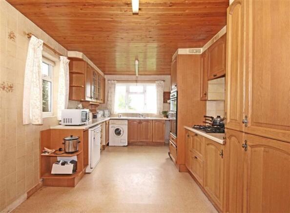 KITCHEN/DINING ROOM