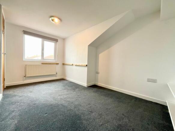 4 bed Link Detached House for sale Image 12