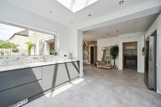 5 bed Detached for sale Image 9