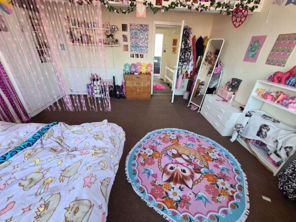 Bright and cheerful bedroom with a playful, col...