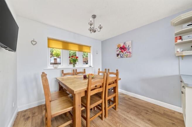 5 bed Detached for sale Image 8