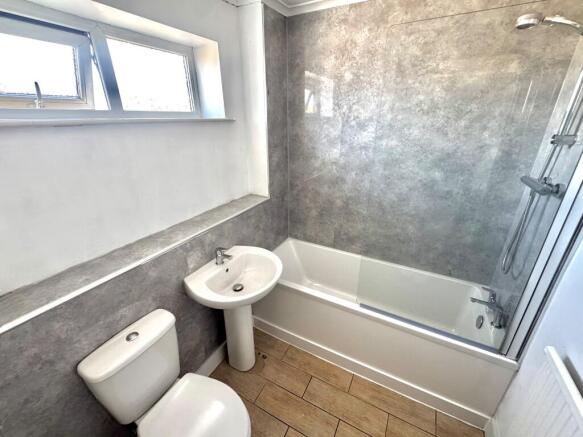 3 bed House to rent Image 6