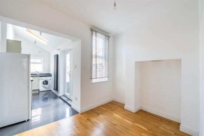 2 bed Terraced to rent Image 4