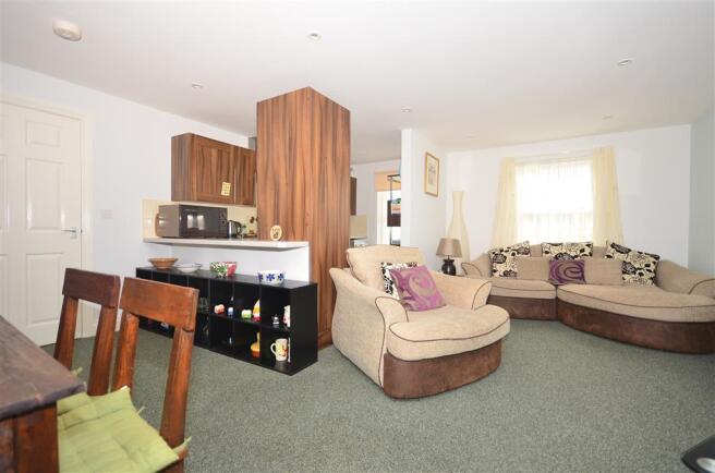 Lounge / Dining Area