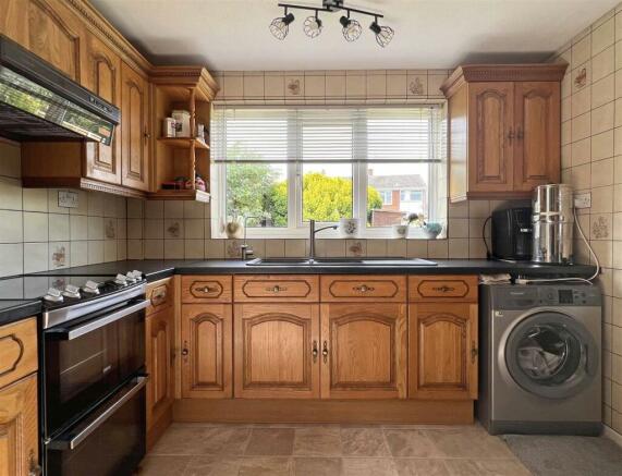 Kitchen b.jpg