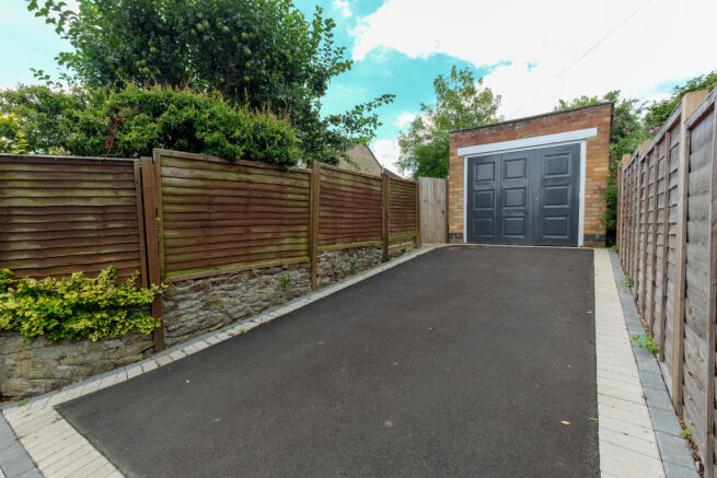 Garage / Parking