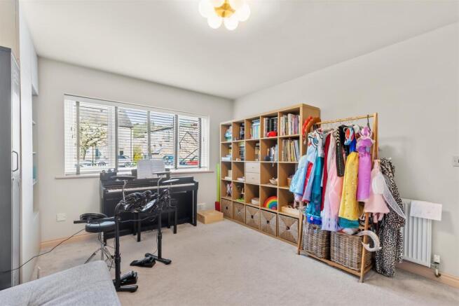 5 bed Semi-Detached for sale Image 8