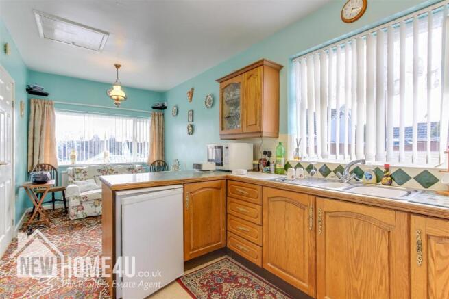 KITCHEN / BREAKFAST ROOM: