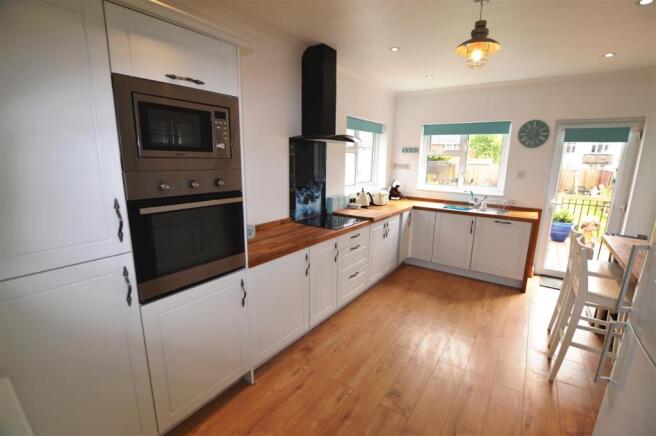 KITCHEN/BREAKFAST RO