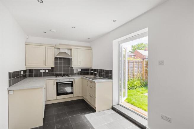 4 bed Semi-Detached to rent Image 5