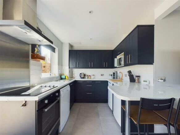 KITCHEN/DINING ROOM