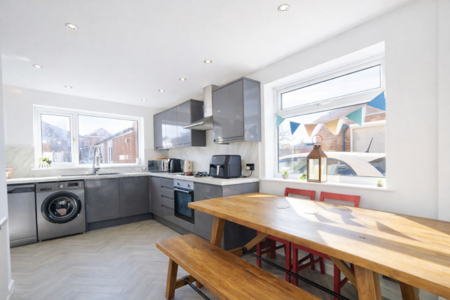 3 bed Semi-Detached for sale Image 4