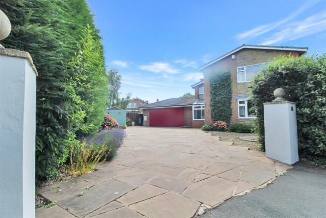 FRONT GARDEN