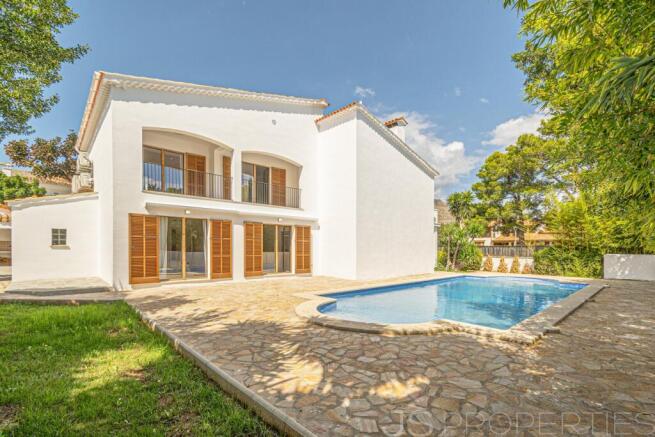 Modern luxury home with pool in a prime location in Puerto Pollensa