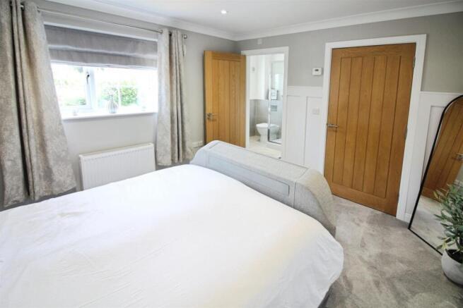 4 bed Semi-Detached for sale Image 12