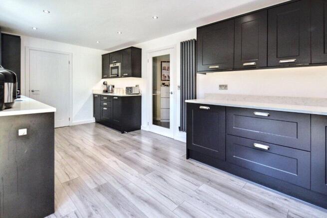 4 bed Detached for sale Image 6