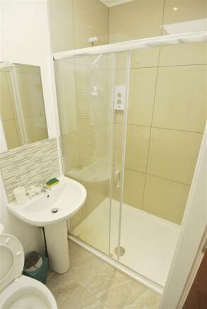 5 bed House to rent Image 7