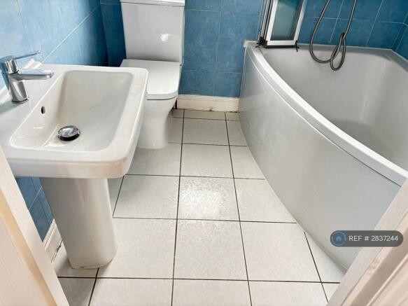 3 bed Semi-Detached to rent Image 10