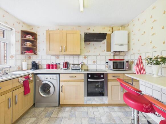 4 bed Detached for sale Image 6