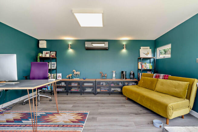 8587691-interior0...